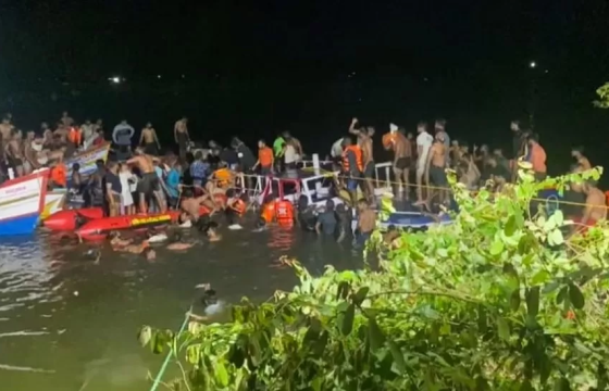 Энэтхэгт жуулчдын онгоц хөмөрч, 21 хүн амиа алджээ