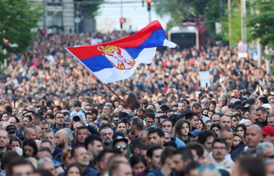 Сербичүүд хүчирхийллийг сурталчилсан сонин, телевизүүдийг хаалгах шаардлага тавьж, эсэргүүцлийн жагсаал хийж байна