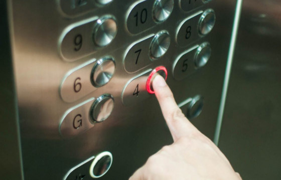 Цахилгаан шатанд гацсан эмэгтэйг гурван  сартай хүүхдийн хамт аюулгүй гаргажээ