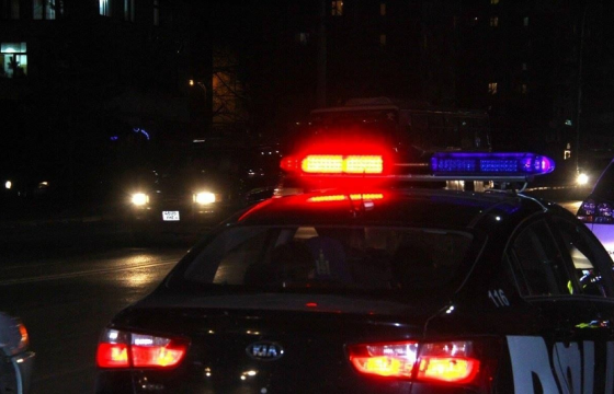 Согтуугаар тээврийн хэрэгсэл жолоодож, замын хашлага мөргөсөн 36 настай эрэгтэйг түр саатуулж, хэрэг бүртгэл нээжээ