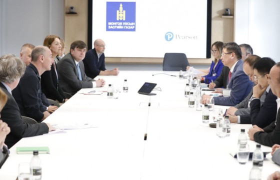 Сайд Л.Энх-Амгалан болон албан бусад төлөөлөгчид Pearson компанийн төв оффист зочиллоо