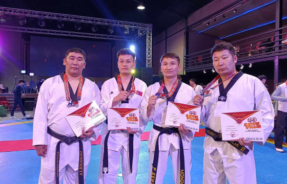 Эрдэнэтийн багш Б.Хосхөлөг “Мастер” ангиллаас мөнгөн медаль хүртжээ