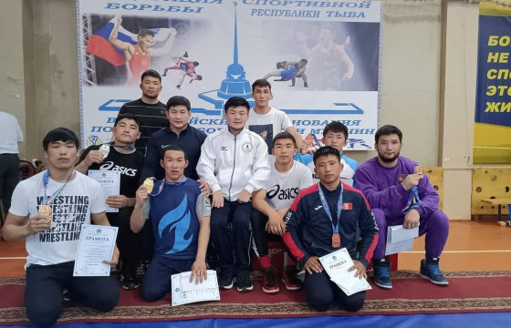 Чөлөөт бөхчүүд Кизилийн дэвжээнээс зургаан медаль хүртжээ