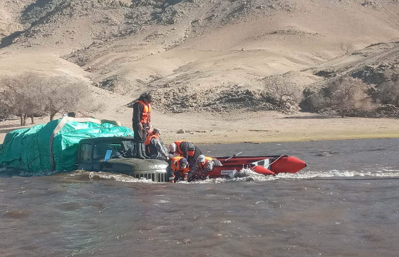 Бургастайн голын усанд суусан машиныг татан гаргажээ