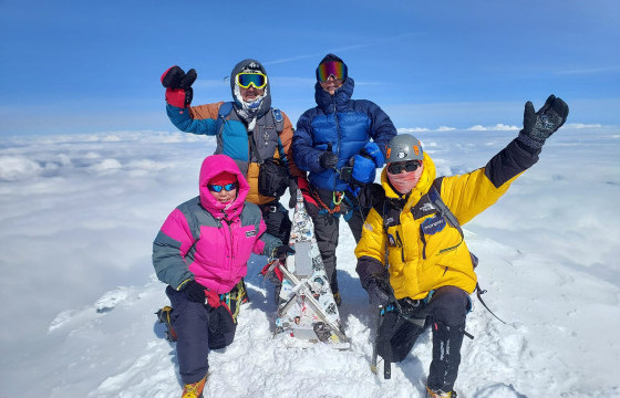 Манай уулчид Европ тивийн ноён оргил Минги Таунд гарлаа