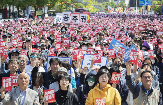 Солонгосчууд ажилт хаялт зарлаж, Ерөнхийлөгчөө огцрохыг шаардан жагсаж байна