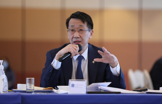 Л.ЭНХ-АМГАЛАН: Миний төрсөн дүү 2004 онд 12 мянган долларын зээлээр ОХУ-д суралцсан юм билээ