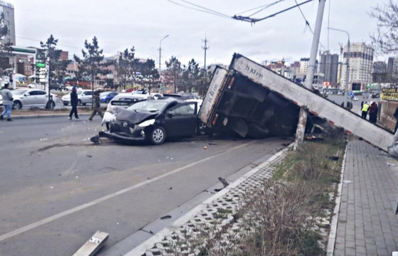 “Ниссан” маркийн машины тоормос ажиллагаагүй болж, 13 машин мөргөж, замын хажуу руу онголджээ