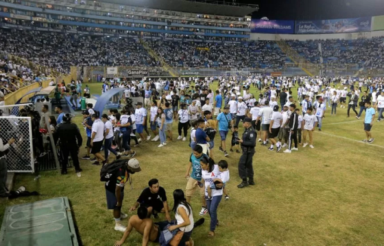 Сан-Сальвадорын цэнгэлдэх рүү үзэгчид дайрч, мөргөлдсөний улмаас 12 хүн амиа алджээ