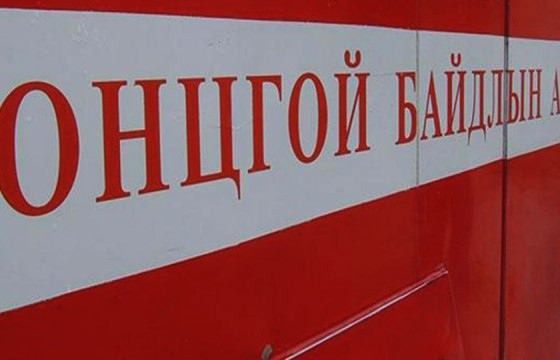 Орон нутгийн замд гурван суудлын автомашин мөргөлдсөний улмаас нэг иргэн хөлөө хавчуулжээ