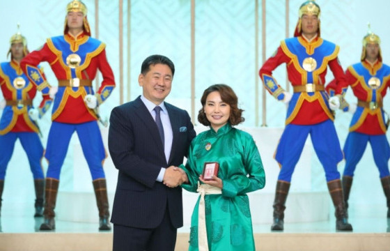 Ерөнхийлөгч Алдарт эхийн одон гардууллаа