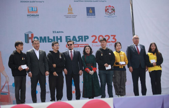 Д.Сумъяабазар: Ном бол өнгөрснийг нэхэн сануулдаг, ирээдүйг чиглүүлж байдаг зүйл билээ