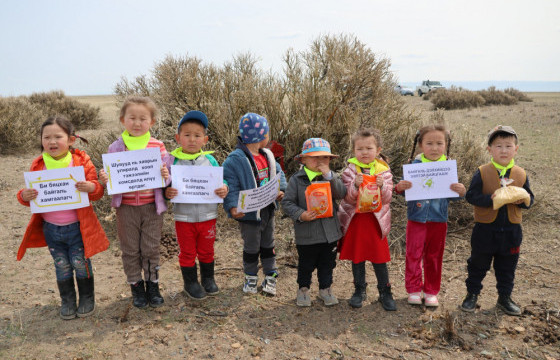 Увс нуурын аялалд оролцсон дөрвөн настнууд хог хаяхгүй байхыг уриаллаа