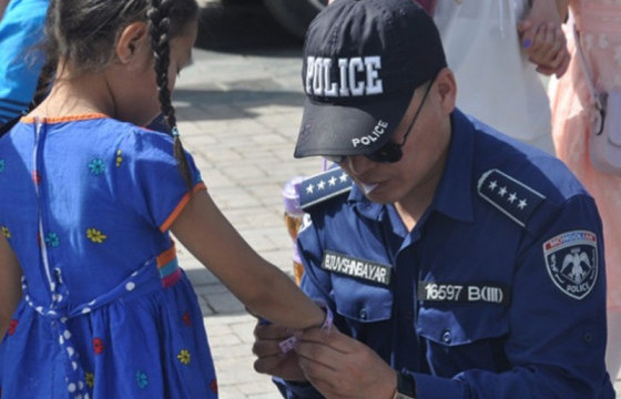 Хүүхдүүдийг төөрөхөөс сэргийлж бугуйвч зүүж өгнө