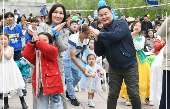 М.ОЮУНЧИМЭГ ГИШҮҮН ОЛОН ХҮҮХДИЙН ӨМНӨ ТАШАА ХАЯЛАН БҮЖИГЛЭХЭД...