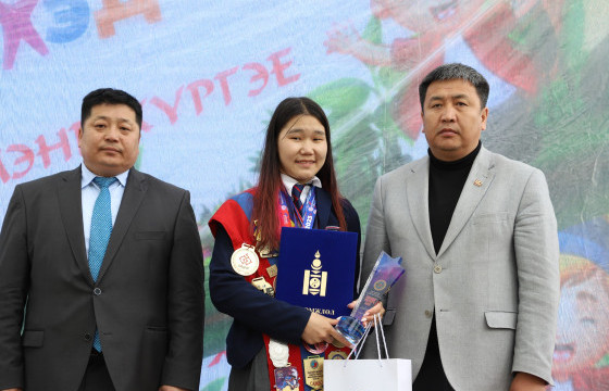 Б.Арвин Төв аймгийн “Шилдэг есөн төгсөгч”-ийн нэгээр шалгарчээ