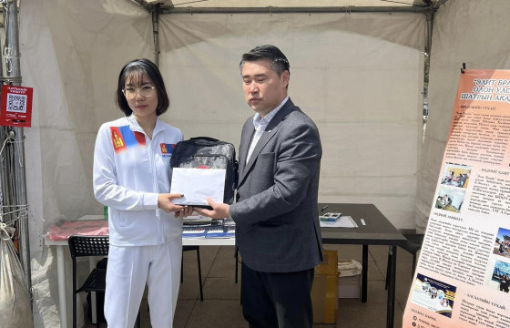 Монголын шатрын холбоо дэлхийн хошой аварга Д.Мөнхзулыг урамшууллаа