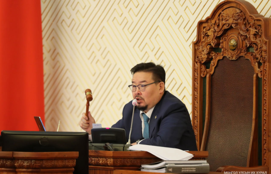УИХ-ын дарга Г.Занданшатар болон Ажлын хэсгийн гишүүд ҮХНӨ-ийг Ерөнхийлөгчид өргөн барьж байна