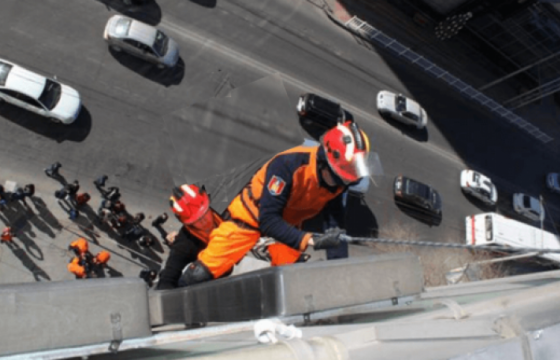 Согтууруулах ундаа хэрэглэсэн үедээ хүүхэдтэйгээ хамт цонхоор үсрэх гэж байсан иргэнийг эсэн мэнд аварчээ