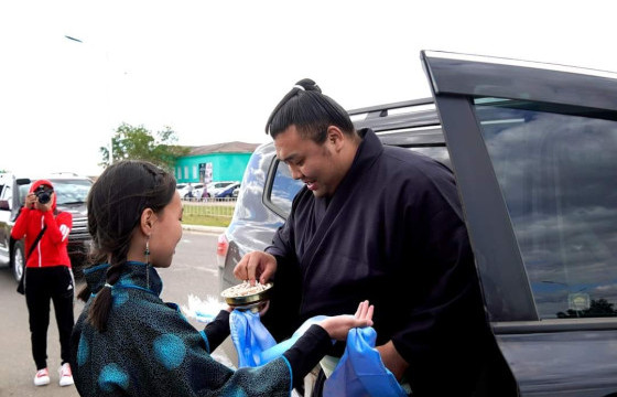 Сүмо бөхийн шинэ озэки  Киришима Б.Лхагвасүрэн төрсөн нутагтаа очлоо
