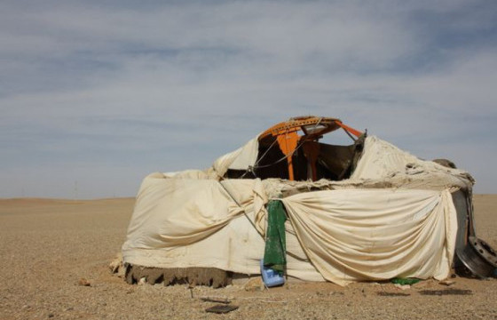 Хүчтэй  салхины улмаас гэр нуржээ