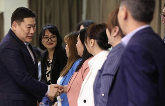 Ерөнхий сайд төрийн нийтлэг үйлчилгээний салбарынхантай уулзаж байна