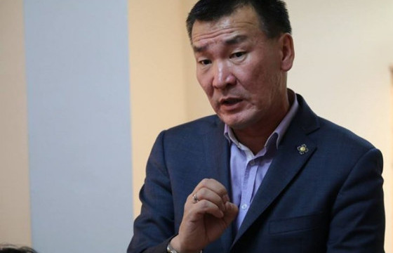 С.ГАНБААТАР: Би Д.Мөнх-Эрдэнийн шүүх хурал дээр өдөржин байсан. Гэтэл түүнийг хилсээр явуулчихсан