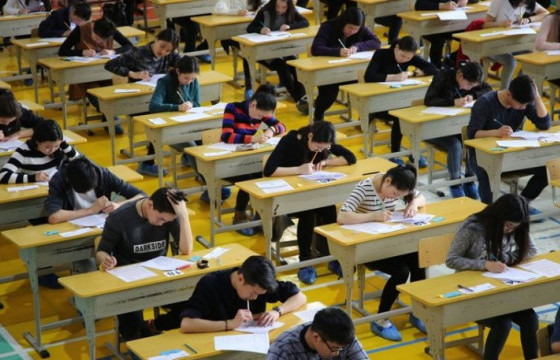 АНГЛИ ХЭЛНИЙ ЭЕШ-Д ДАРААХ ХҮҮХДҮҮД 800 ОНОО АВЧЭЭ