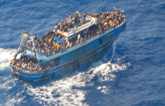 Грект загас агнуурын хөлөг хөмөрч,500 гаруй хүн сураггүй болсны 100 орчим нь бага насны хүүхэд гэв