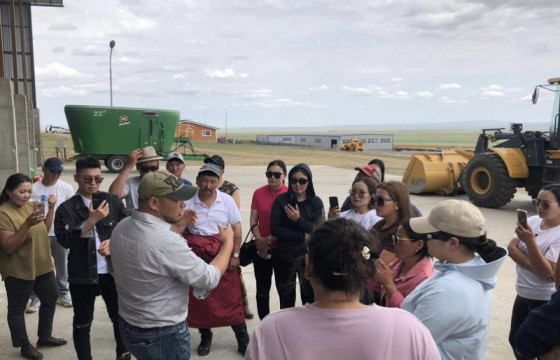Зүүн гурван аймгийн залуу малчид эрчимжсэн үхрийн аж ахуйгаас туршлага судаллаа