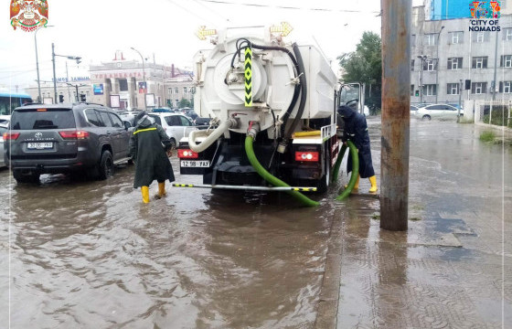 Ус зайлуулах шугамгүй учраас зам, талбайд тогтсон 120 тонн усыг соруулжээ