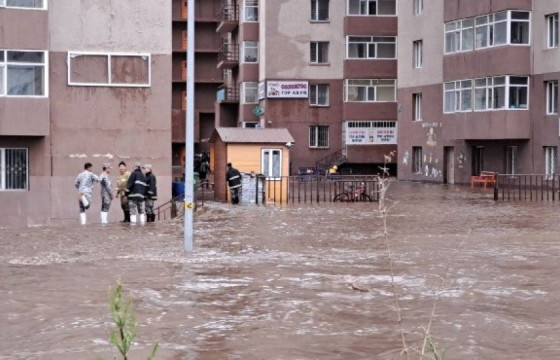 ОБЕГ: Сэлбэ голын эрэг дагуу 27 орон сууцны В1 давхар усанд автаад байна