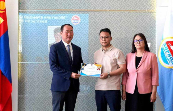 ЭЕШ-д 800 оноо авсан сурагч, багш нарыг урамшууллаа