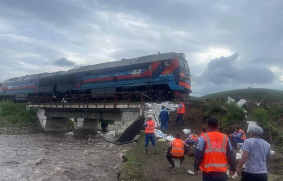 Үерийн улмаас төмөр замын хөдөлгөөнийг хязгаарлажээ