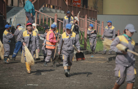 Үерийн дараах цэвэрлэгээнд 27 байгууллагын 970 ажилтан оролцож байна