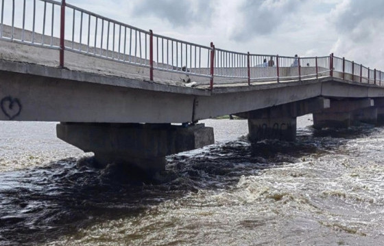 Зүүнхараагийн 136 метр урт төмөр бетон гүүр суулт өгсөн тул зорчих хөдөлгөөнийг зогсоолоо