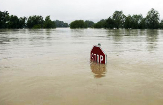 Үерийн усанд боогдсон гурван иргэнийг аварчээ