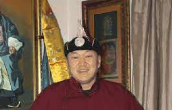 Тод манлай уяач Б.Билэгдэмбэрэлийн хул үрээний унаач хүүхэд унажээ