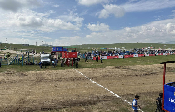 Тодруулга: Хязаалангийн уралдааны үеэр унасан 10 настай хүүгийн биеийн байдал хэвийн байна