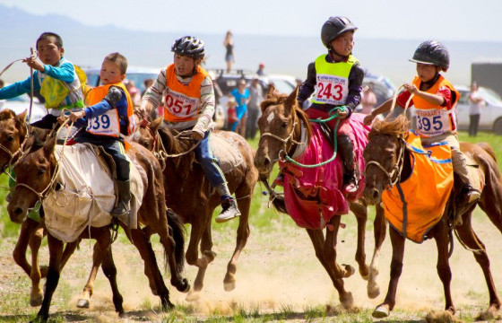 Цаг агаарын улмаас Сүхбаатар аймгийн морины уралдаан нэг хоногоор хойшиллоо