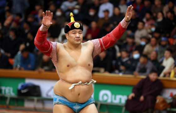 Улсын аварга П.Бүрэнтөгс өвдөг шороодлоо