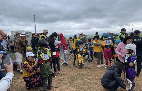 Соёолонгийн уралдааны үеэр унасан гурван хүүхдийн биеийн байдал хэвийн байна