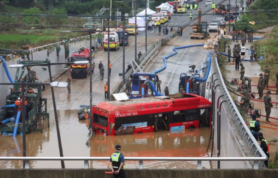 Өмнөд Солонгост их хэмжээний бороо орж, хөрсний гулгалт үүссэний 35 хүн амиа алдаж, 10 хүн сураггүй болжээ