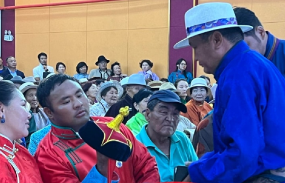 М.Бадарч арслангийн малгайн тэмдгийг хийж өглөө