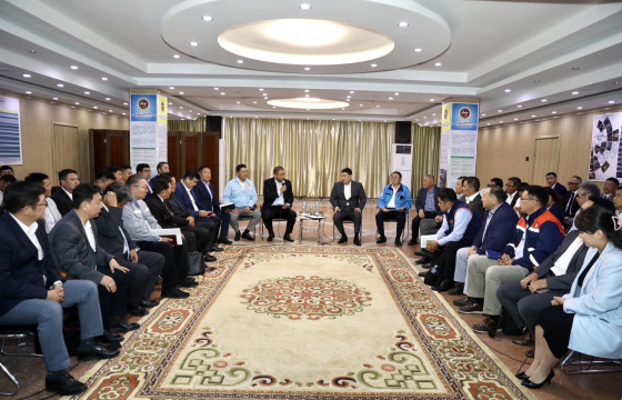 Ерөнхий сайд Л.Оюун-Эрдэнэ эрчим хүчний салбарынхантай уулзаж байна