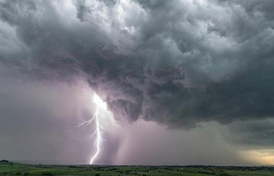 АЯНГАНД ЦОХИУЛСАН ЭМЭГТЭЙ: Аянганд гэрийн бүх тавилга бутарч, хагарч, шатсан. Би хоёр ачтайгаа түлэгдчихээд алхаж чадахгүй байна