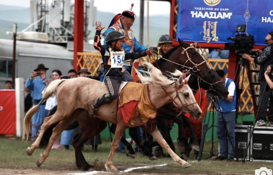 Морин спорт сургалтын төвийн захирал Ц.БАЯРЛХАГВА: Төрийн наадамд дахиж морь барих эрхгүй болсон Ч.Чулуунбат анх хар үрээг түрүүлсэн гэж зөв барьсан юм билээ   