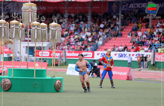 Улсын харцага Г.Ганхуягийн аав Р.Ганбаатар: Наадамчин олны хүүгээр минь бахархсан уухайн түрлэг аав хүний сонсож болох хамгийн сайхан аялгуу байна лээ 