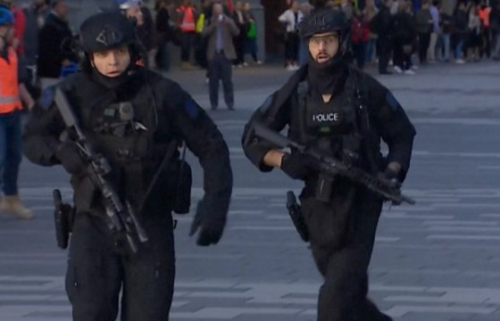 Эмэгтэйчүүдийн хөл бөмбөгийн дэлхийн аварга эхлэх хотын төвд буудалцаан болж, хоёр хүн амиа алджээ