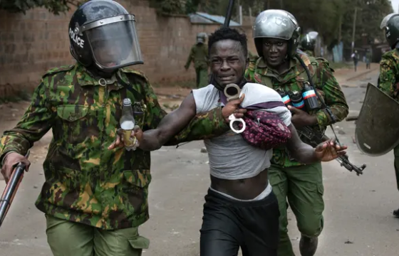 Кенид амьжиргаа өртөг, татварын өсөлтийг эсэргүүцсэн жагсаалын үеэр цагдаа гал нээж, хоёр хүний аминд хүрчээ